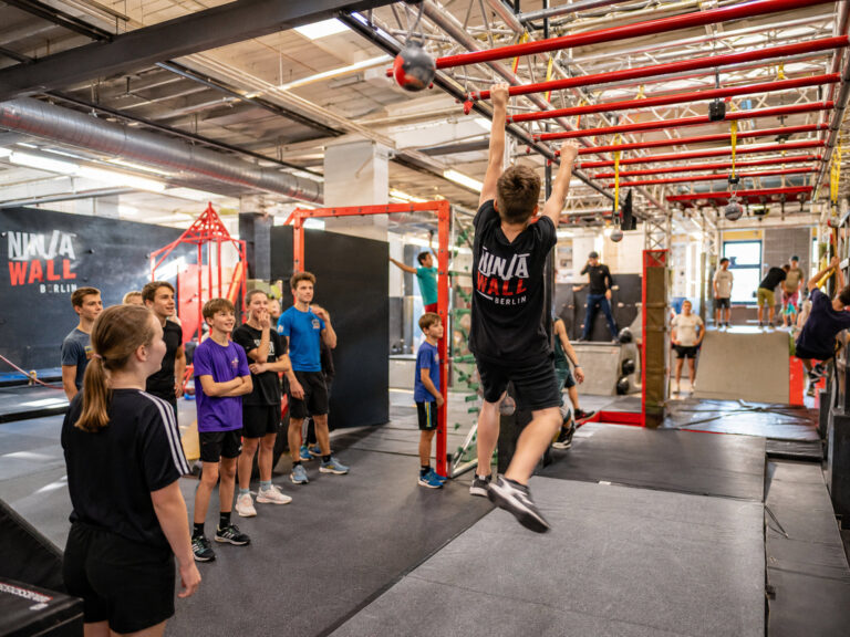 Jugendliche im Ninja-Parcours einer Kletterhalle