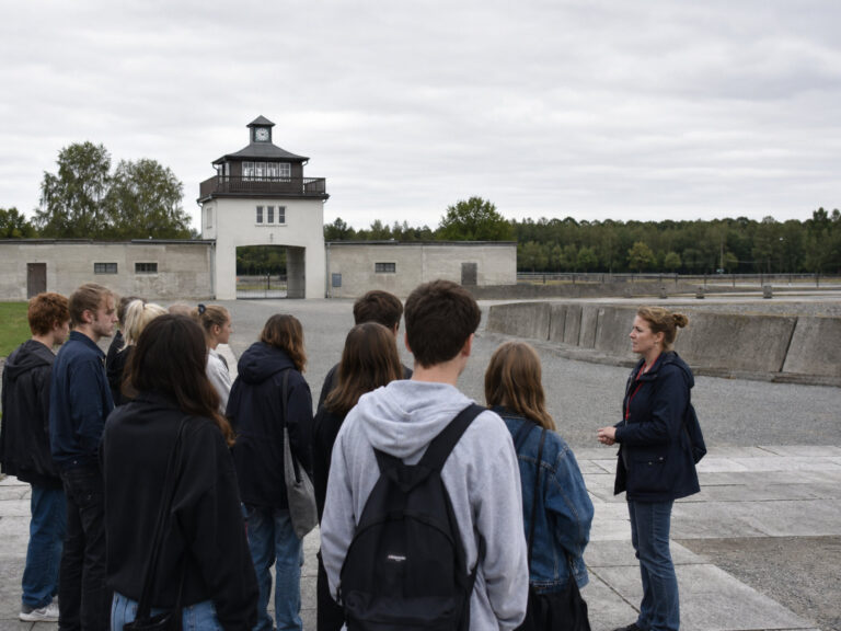 Besuchergruppe vor dem Turm A der Gedenkstätte Sachsenhausen