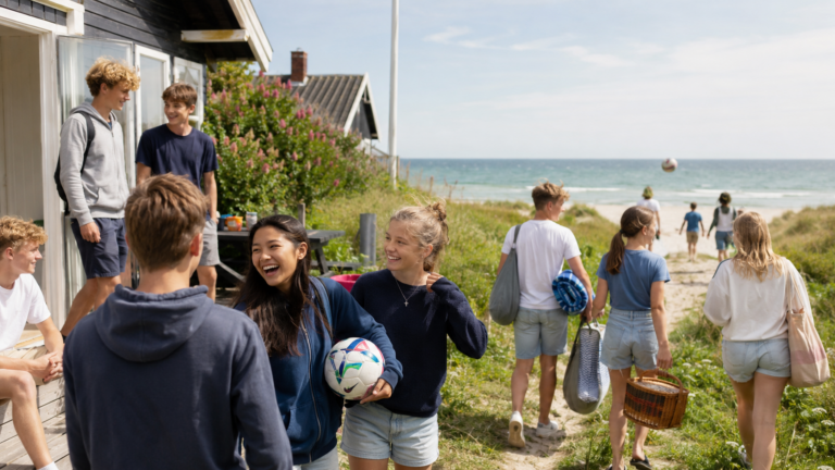 Jugendliche mit Gepäck auf dem Weg zum Strand bei der Camp-Abschlussfahrt