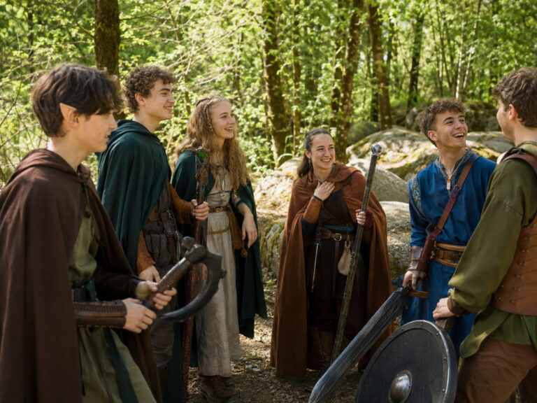 Jugendliche in Fantasy-Kostümen beim Dungeons-and-Dragons-Camp im Wald