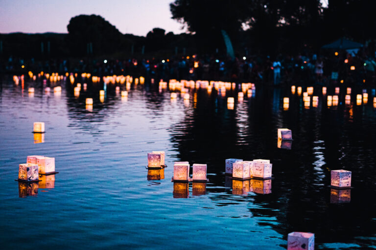 Schwimmende Lichter auf dem Wasser in der Abenddämmerung