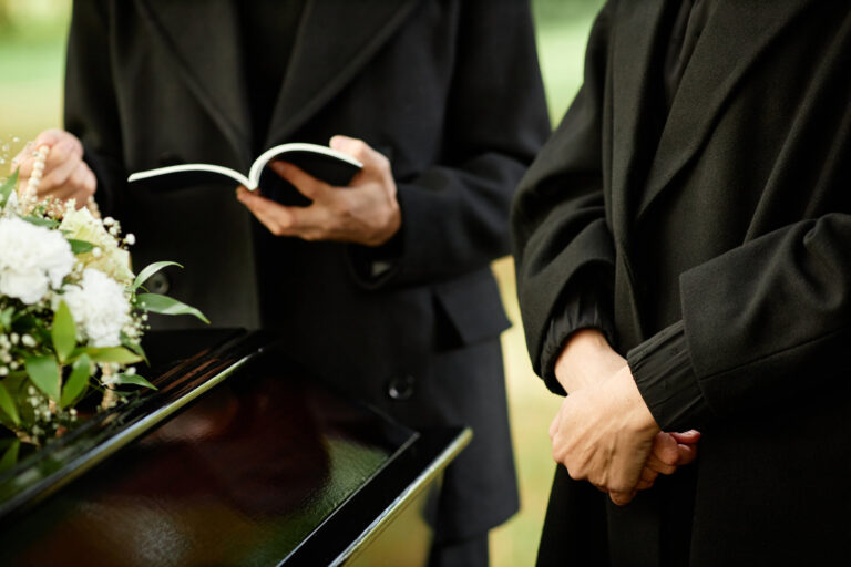 Rednerin hält bei einer humanistischen Trauerfeier die Trauerrede