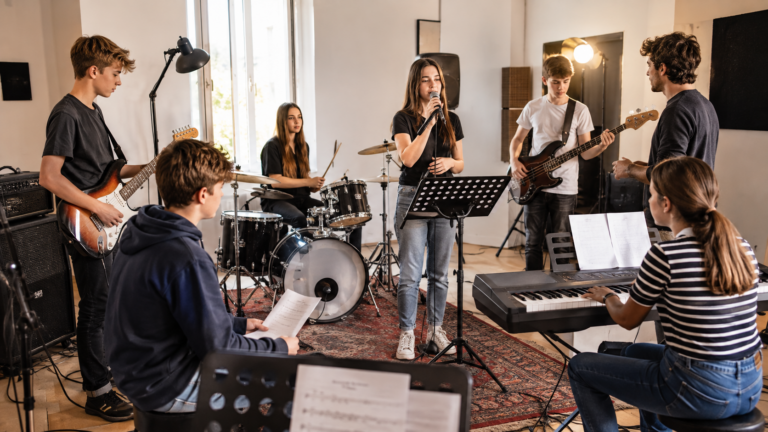 Jugendliche proben gemeinsam im Bandworkshop mit Gitarre und Schlagzeug