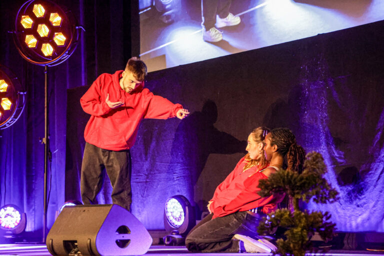 Zwei Performerinnen auf der Bühne der JugendFEIER in Cottbus